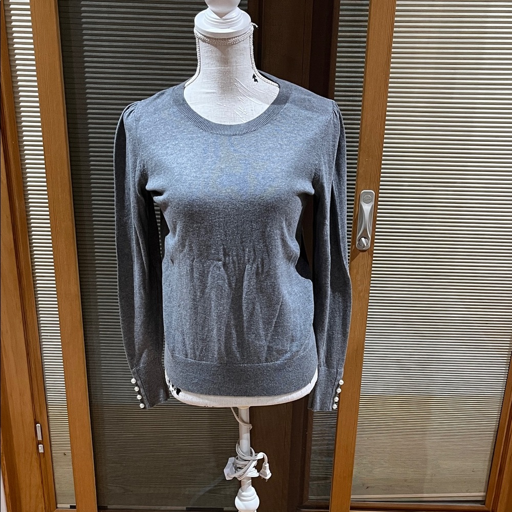 Loft Outlet gray fine knit sweater w/ pearl cuffs - size XS